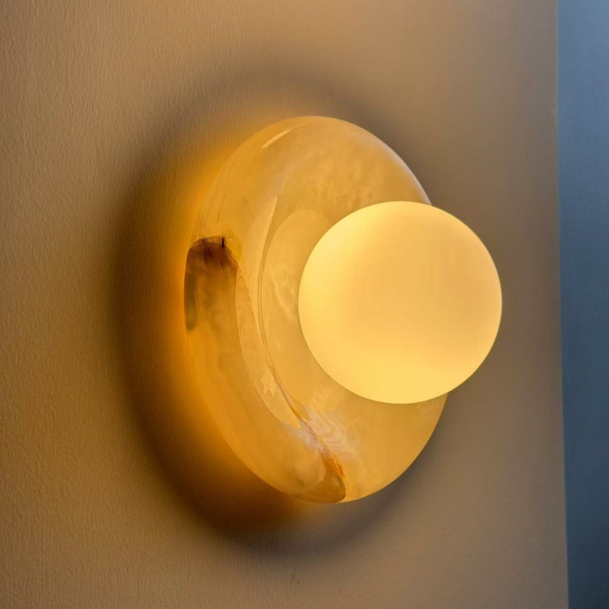 Applique ronde en marbre et verre Hako — vue 3 — Maison Velaro