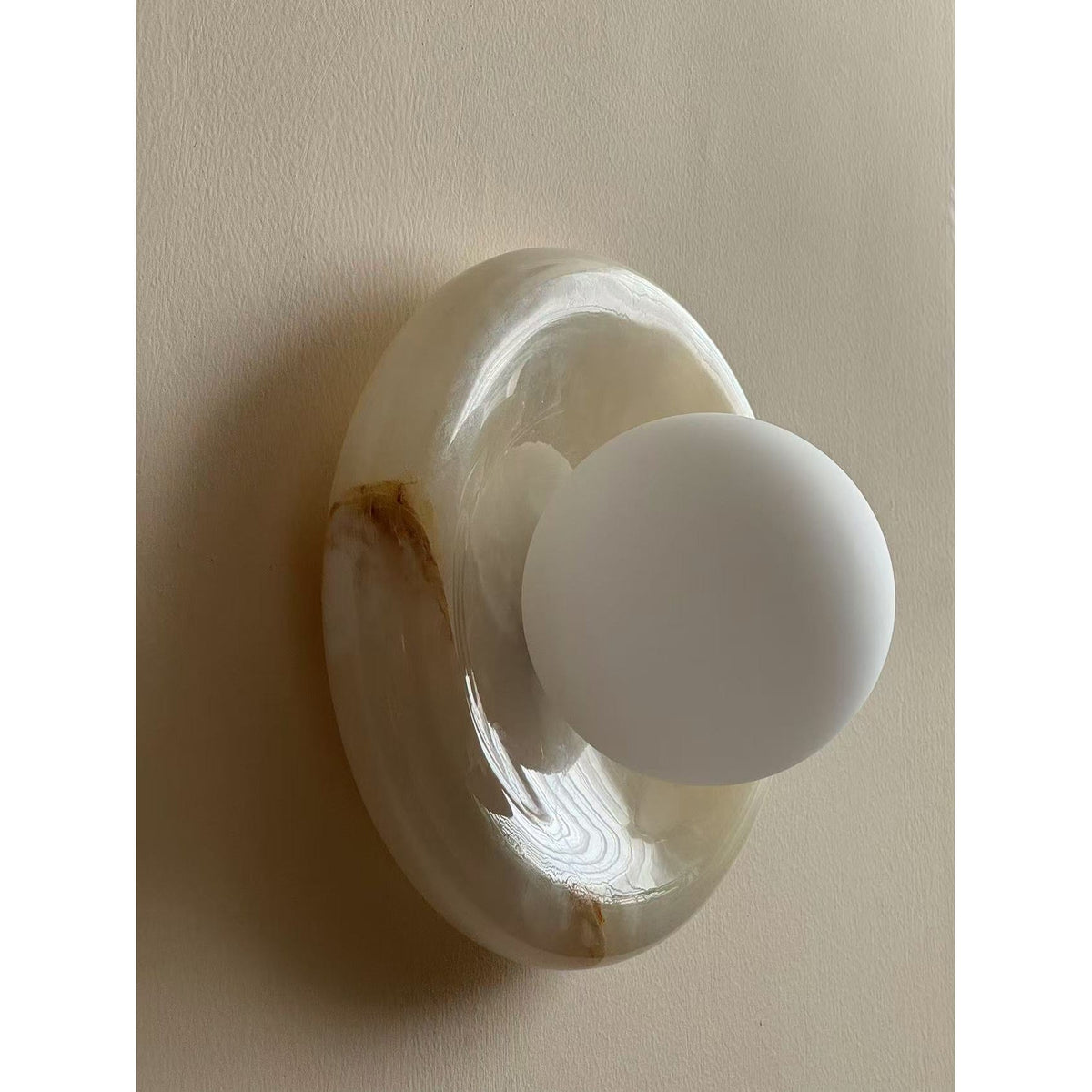 Applique ronde en marbre et verre Hako — vue 2 — Maison Velaro