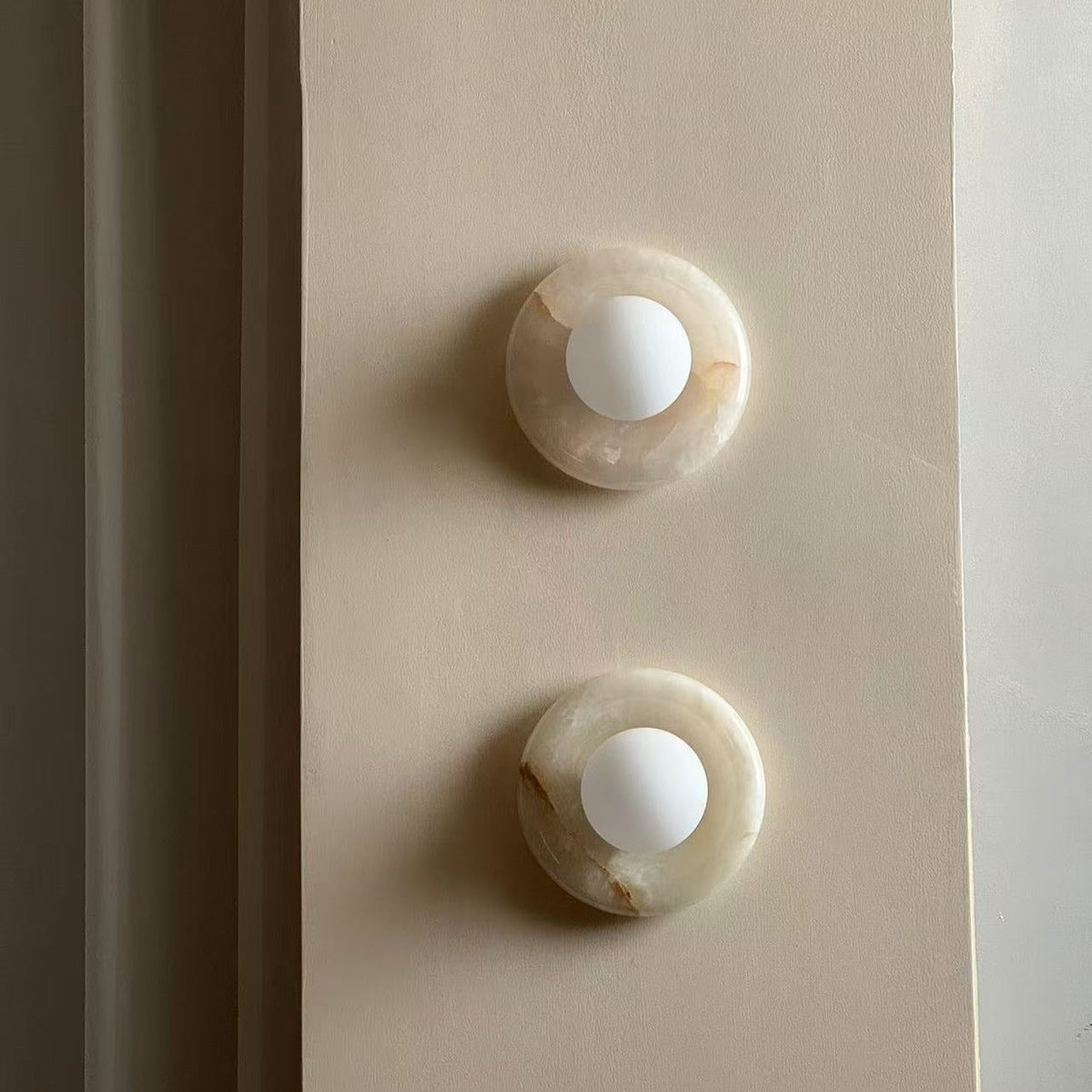Applique ronde en marbre et verre Hako — vue 4 — Maison Velaro